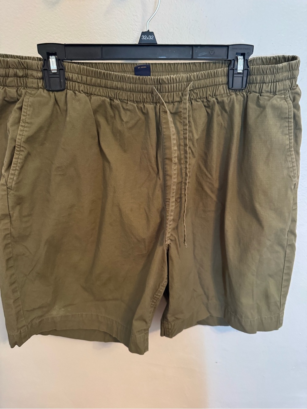 Brooks Brothers Men’s Large Olive Green Drawstring Pull On Shorts with pockets